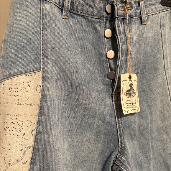 Very cool flare jeans size M with fabric bottom light weight - Picture 2 of 9